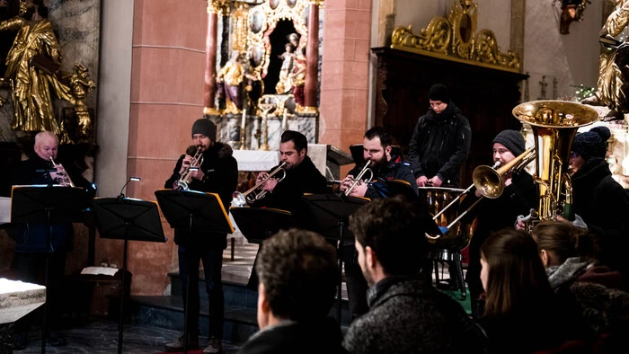 Für beeindruckende, musikalische Klänge sorgte das Ensemble „Trumpet Brass“ unter der Leitung von Harald Marschnig und die Kleingruppe des Chors „Heimatklang Bach“ geleitet von Anna Mokoru.