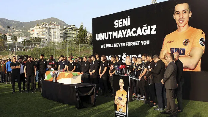Die Mannschaft von Alanyaspor gedenkt ihres verstorbenen Teamkollegen