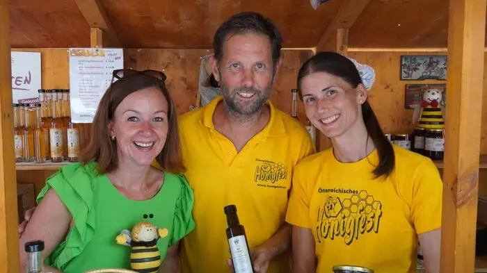 Katerina Kozakova mit dem Obmann des Bienenzuchtvereins Hermagor, Arno Kronhofer,
und Simone Kronhofer
