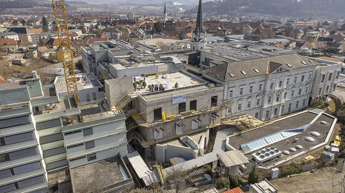 Seit Juni 2021 wird das Krankenhaus der Barmherzigen Brüder St.Veit umgebaut und erweitert.