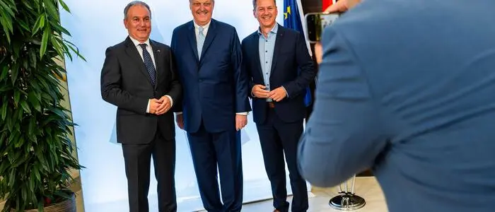 Eröffneten das Honorarkonsulat: Der deutsche Botschafter Vito Cecere, Honorarkonsul Nikolaus Juhász und Landeshauptmann Daniel Fellner (von links)