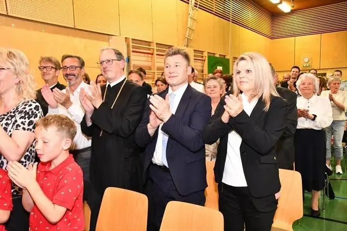 Das Publikum zeigte sich begeistert und bedankte sich am Ende des Abends mit lang anhaltendem Applaus und stehenden Ovationen.