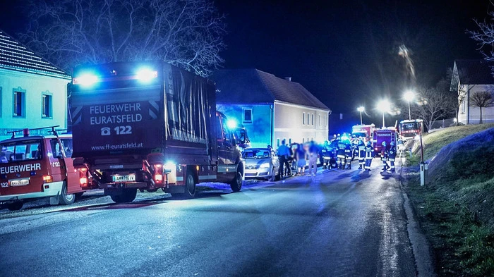 Ein 27-Jähriger ist in der Nacht auf Samstag mit seinem Auto zwischen Hochkogel und Euratsfeld von der Straße abgekommen und gegen eine Steinmauer geprallt.