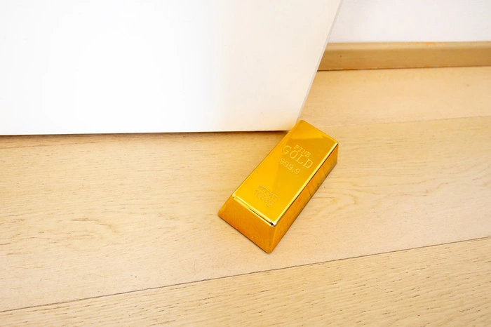 Damit den beiden der Weg nicht versperrt wird, dient ein kleiner Goldbarren als Türstopper.