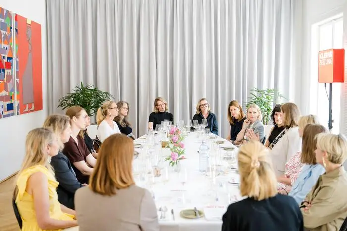 Prominent besetzte Runde in der Wiener Redaktion auf Einladung von Geschäftsführerin Xenia Daum und Chefredakteurin Christina Traar. 