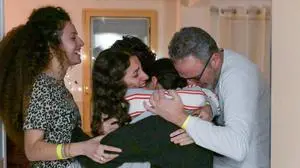 News Themen der Woche KW03 Romi Gonen, 24, pictured here hugging family members, was released by Hamas on Sunday, January 19, 2025, along with two other female hostages as part of a cease-fire agreement between Israel and the terrorist group. The women spent 471 days in captivity after being abducted on October 7, 2023. Photo via Israel GPO/ PUBLICATIONxINxGERxSUIxAUTxHUNxONLY WAX2025011919 ISRAELxGPO