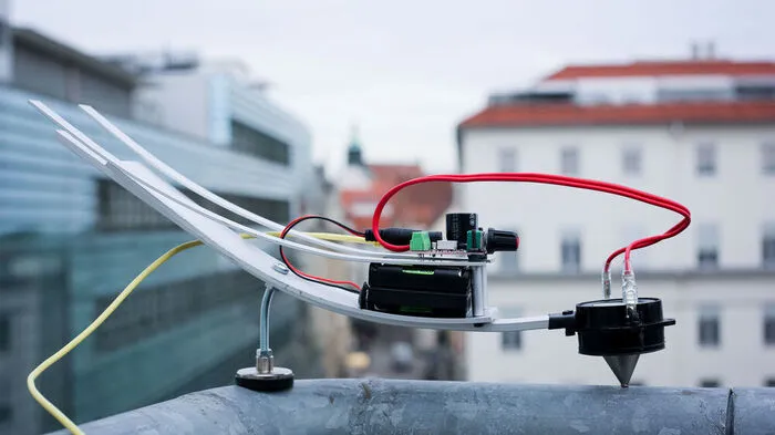 Im Rahmen von La Strada messen die Kunstprojekt-Spechte elektromagnetische Strahlung
