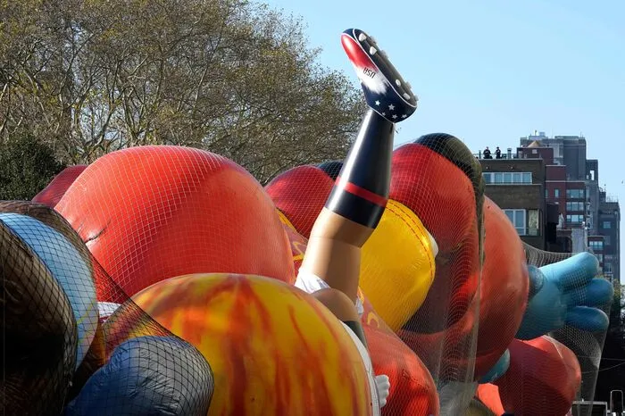 Mehr als drei Millionen Zuschauer stehen jährlich am Streckenrand, etwa 50 Millionen Menschen schauen das Spektakel, das heuer zum 96. Mal stattfindet, im Fernsehen an.