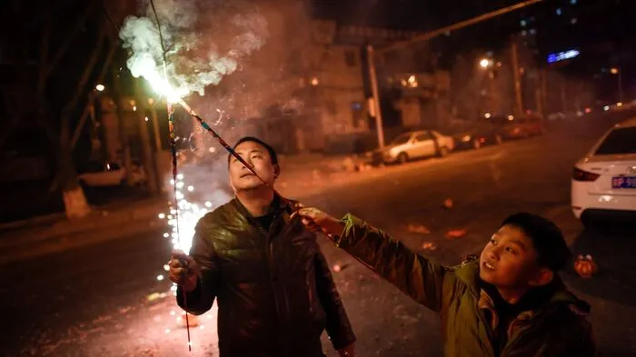 In der Nacht auf Freitag wurde von Chinesen rund um die Welt das neue Jahr eingeläutet. Das Jahr des Feuer-Affen wurde vom Jahr des Feuer-Hahns abgelöst. Vor dem chinesischen Neujahrsfest hat starker Smog viele Städte im Norden und Nordwesten Chinas heimgesucht. Der Verkauf von Feuerwerk wurde eingeschränkt.