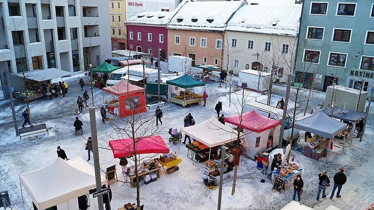 Ein Blick auf das neue Areal des Spittaler Wochenmarktes. Ab sofort sind die Fieranten jeden Donnerstag auf dem Rathausplatz anzutreffen