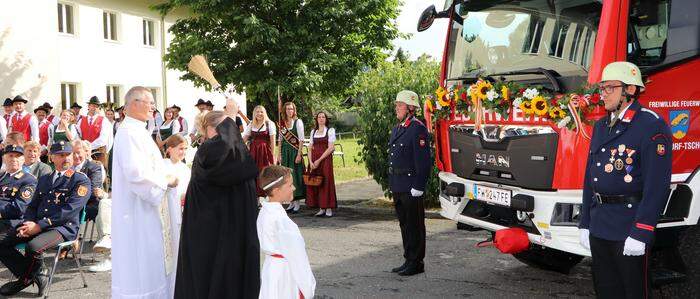 Die Fahrzeugweihe wurde durch Pfarrer Jacek Artur Wesoly und Ofarrerin Regina Leimer durchgeführt.