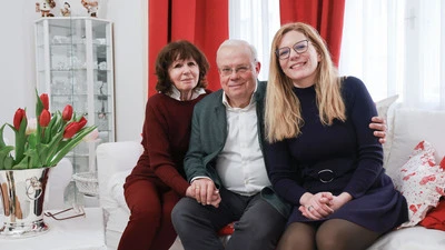 Kleine-Zeitung-Korrespondent und ORF-Reporter Christian Wehrschütz in seiner Wohnung in Salzburg mit Ehefrau Elisabeth und Tochter Immanuela
