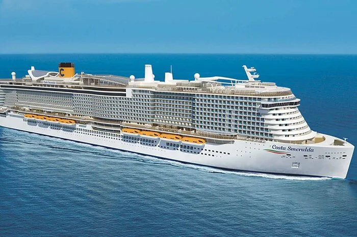 Costa Smeralda. Als Flaggschiff stellt Costa die neue Costa Smeralda im Herbst in Dienst. Und zwar inklusive 2612 Kabinen auf 20 Decks, vier Pools, Kolosseum und Piazza di Spagna. Angetrieben wird das Schiff von Flüssigerdgas.