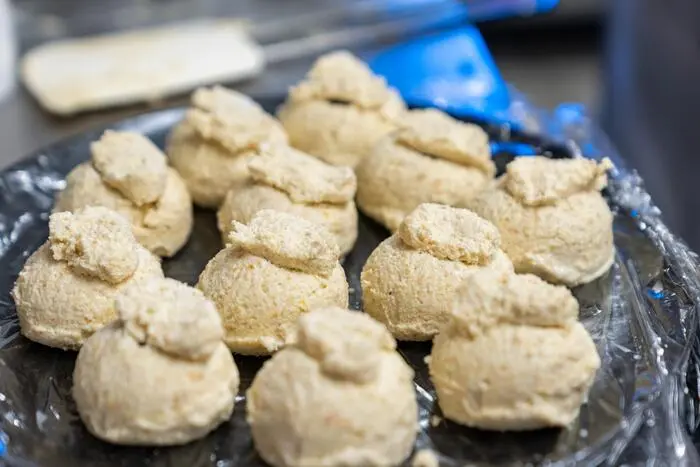 Mit der zurückbehaltenen Masse das Loch verschließen