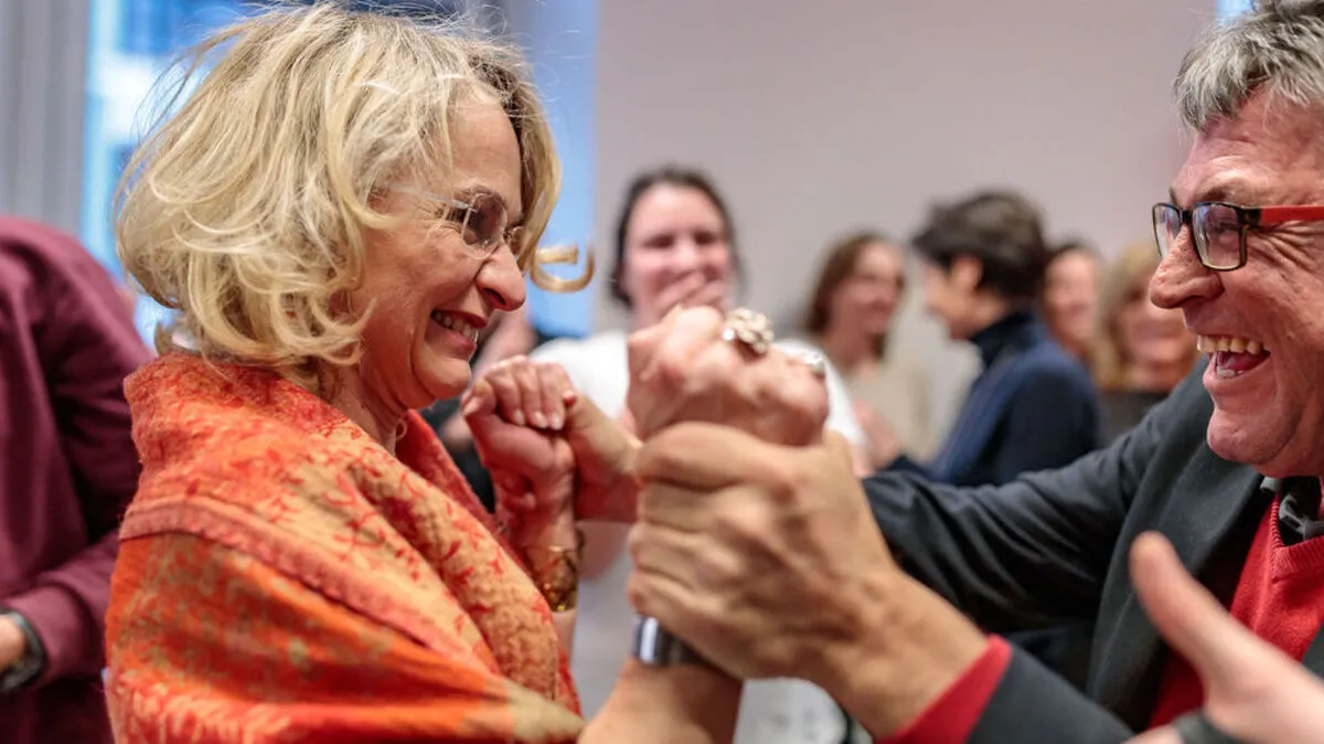 Elisabeth Blanik freut sich mit Genossen in der Tiroler SPÖ-Zentrale in Innsbruck