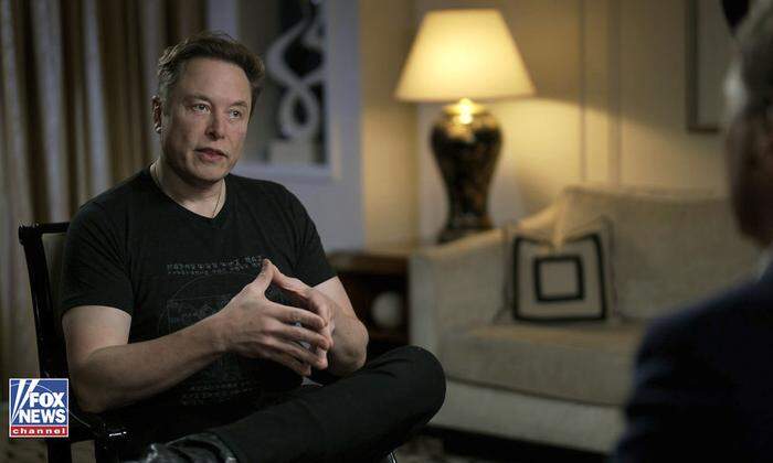 Elon Musk mit Tucker Carlson (Fox News) 