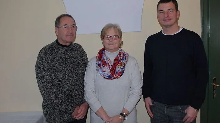 Ernst und Christine Gordisch sowie Pfarrer Christoph Wiesler übergeben in Ecuador die Spenden persönlich