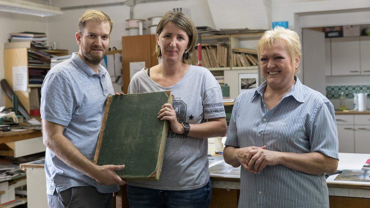 Karl Maieregger und Andrea Hasenhütl (links) werden nächstes Jahr die Buch­binderei von Maria Walter übernehmen