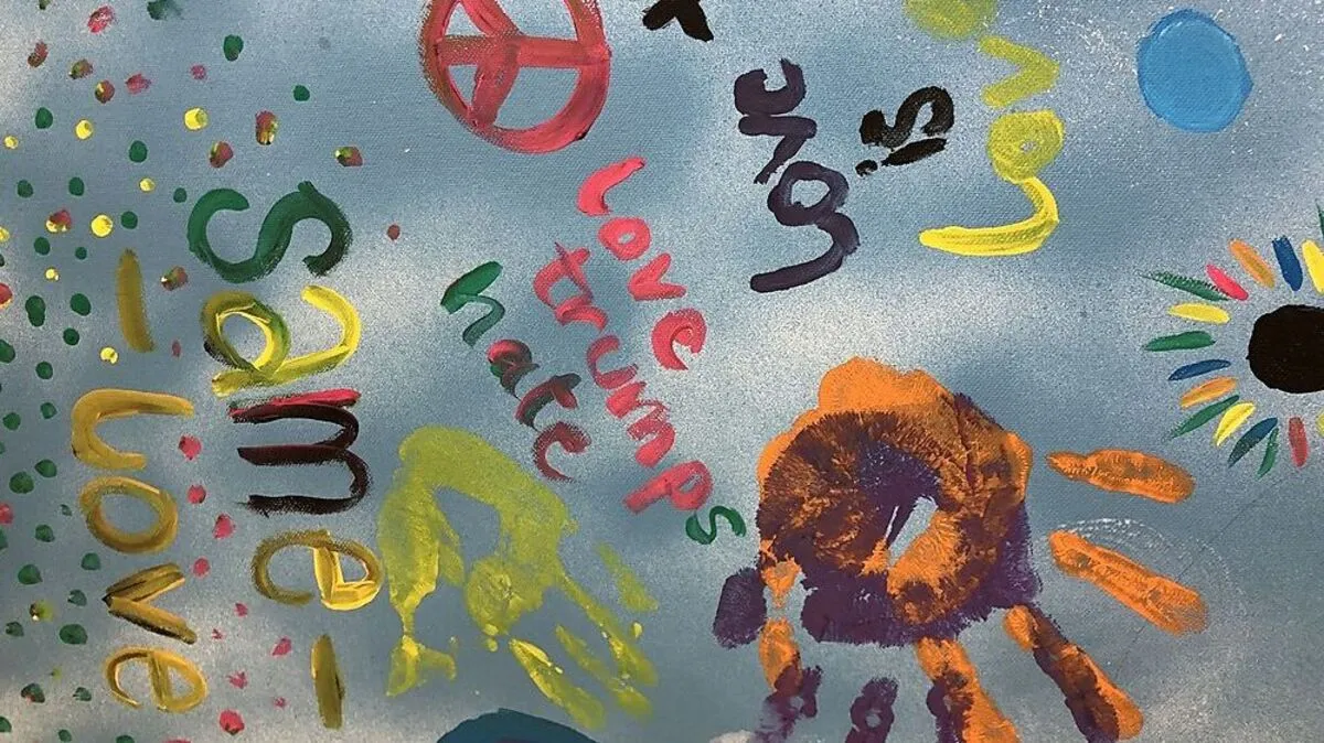 Liebe statt Hass - mit ihren bunten Bildern wollen Judenburger Schüler ein Zeichen setzen