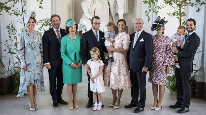 Prinzessin Madeleine, Christopher O'Neill, Königin Silvia, Prinz Daniel, Prinzessin Estelle, Prinz Oscar, Kronprinzessin Victoria, König Carl Gustaf, Prinzessin Sofia, Prinz Alexander, und Prinz Carl Philip (von links)