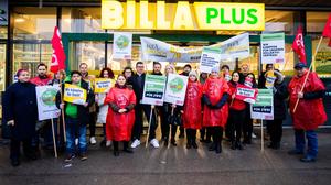 Warnstreik im Handel vor einer Billa-Plus-Filiale am Freitag