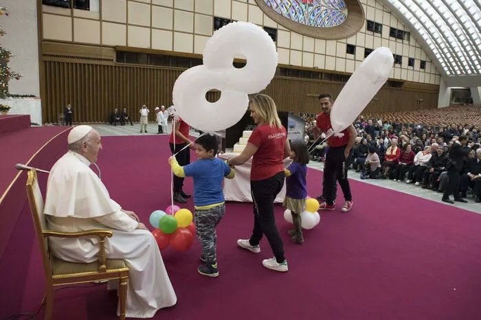 Im vergangenen Jahr hatte Franziskus seinen 80. Geburtstag mit einem privaten Frühstück in Gesellschaft von Obdachlosen begangen, die er in seine Residenz Santa Marta eingeladen hatte. 