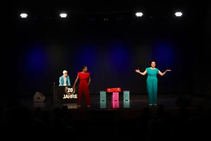 Mit Witz, Musik und einer ordentlichen Portion Selbstironie feierten die Kernölamazonen ihr 20-jähriges Bühnenjubiläum in der Stadtwerke-Hartberg-Halle.