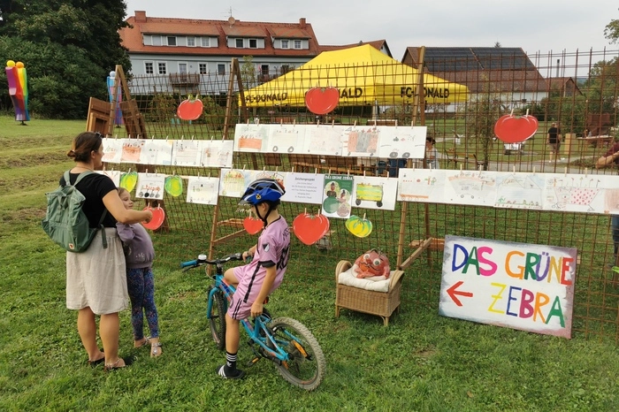 Angefangen bei betreutem Kindermalen, gab es auch eine Kinderkunstausstellung und eine Kinder-Stein-Malaktion. Der Schwerpunkt des Festes lag auf kindlicher Kreativität. 