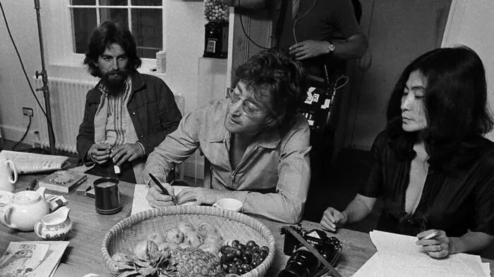 George Harrison, John Lennon und Yoko Ono (von links)