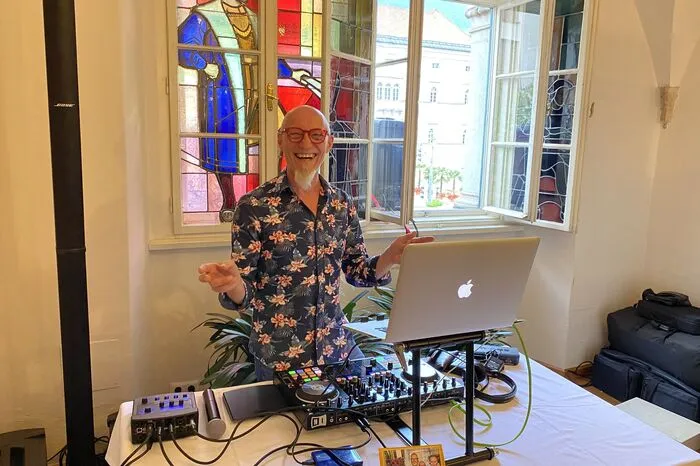 DJ-Legende Bogo war schon am späten Nachmittag an den Turntables