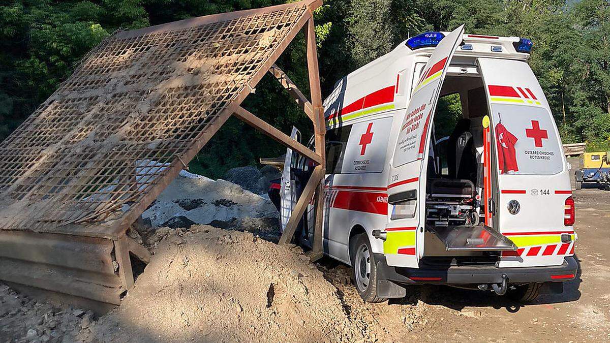 Das Rettungsauto kam auf einem Lagerplatz zum Stillstand