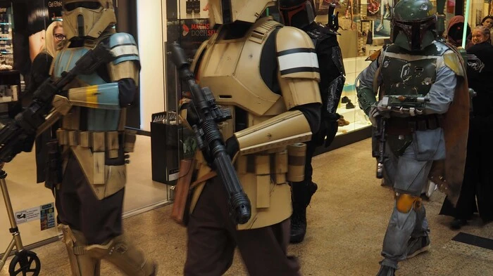 Pünktlich um zehn Uhr begann das futuristische Einkaufserlebnis in den Klagenfurter City Arkaden an diesem Samstag. Zum Star Wars Day marschierte eine Abordnung der Star Wars Kolonne durch das Einkaufszentrum.