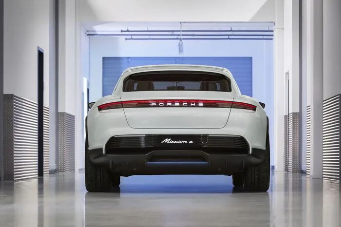 Das 4,95 Meter lange Konzeptfahrzeug mit Allradantrieb verfügt über eine 800-Volt-Architektur und ist für das Laden am Schnellladenetz vorbereitet.