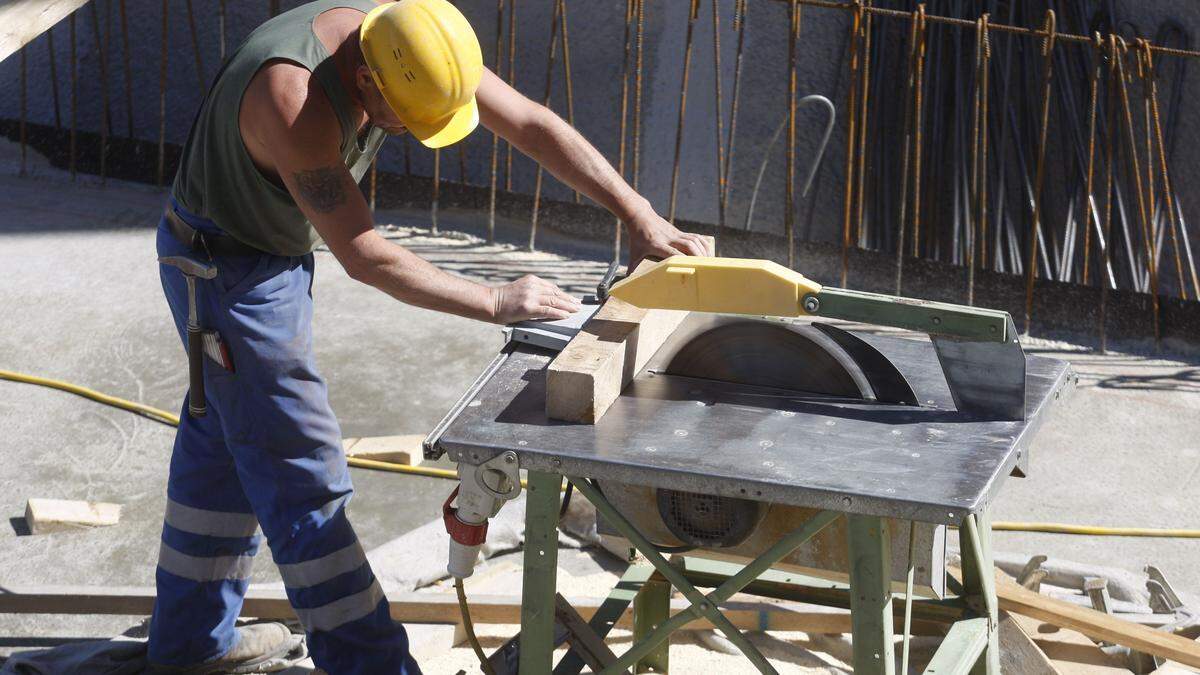 Auf Kärntner Baustellen ist ein Helm inzwischen Pflicht, er gehört zur persönlichen Schutzausrüstung