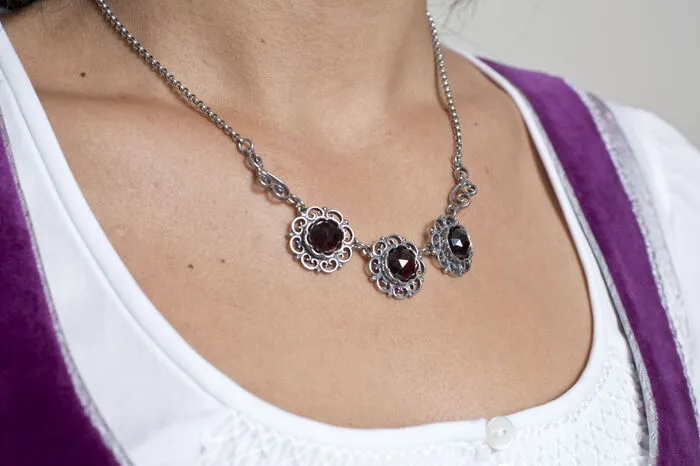 5. SchmuckGranat- oder Trachtenschmuck. Auch Silberschmuck passt zum Dirndl. Gut schauen Silberreifen oder Samtbänder aus. Traditionell: Modeschmuck ist tabu.