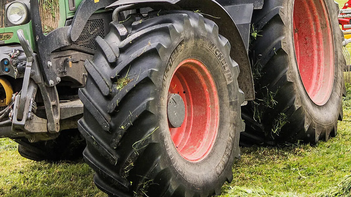 Am Traktor entstand Sachschaden (Sujetbild)