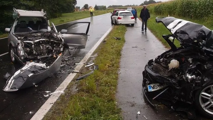 Zwei Schwerverletzte und zwei total zerstörte Autos als Bilanz des Unfalls