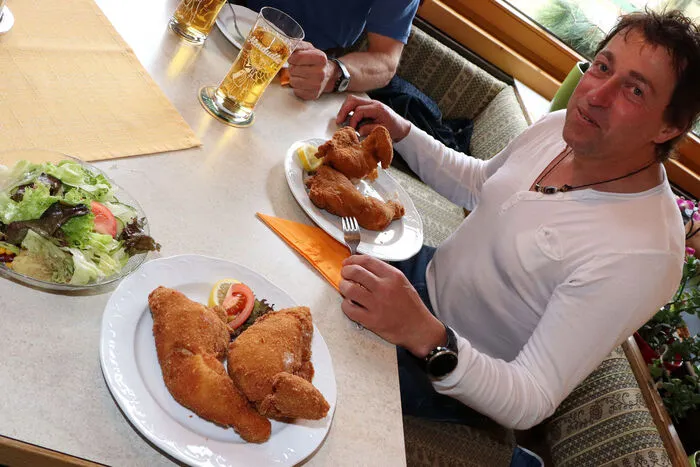 Dem Extermbergsteiger Hans Wenzl aus Metnitz hat das Backhendl auch sehr geschmeckt!