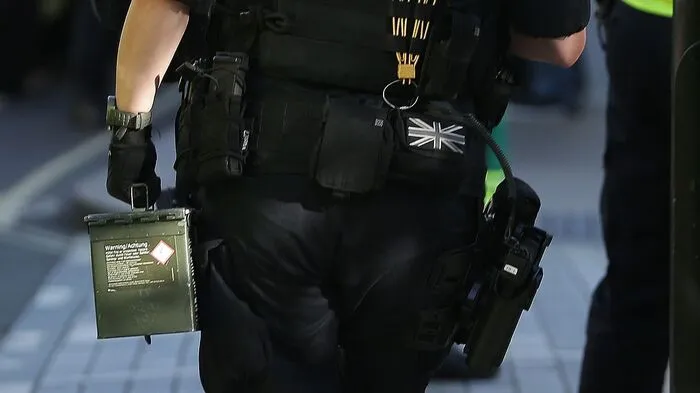 Schwer bewaffnete Polizei am Freitag beim U-Bahnhof Parsons Green in London: In einem Wagen der U-Bahn hat es eine Explosion gegeben.