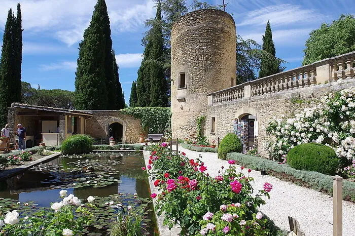 Lormarin: Das Dorf Lourmarin ist mit seiner mächtigen Burg und seinen malerischen Gassen ein Anziehungspunkt für viele Touristen.