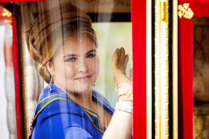 König Willem-Alexander und seine Frau Máxima gönnen ihr und ihren Schwestern Alexia (18) und Ariane (16) eine relativ normale Jugend. Doch seit ihrem 18. Geburtstag hat die Oranje-Prinzessin offizielle Pflichten und gehört als Thronfolgerin dem Rat des Staates an, einem Beraterorgan der Regierung. Dort hielt sie auch ihre erste offizielle Rede..