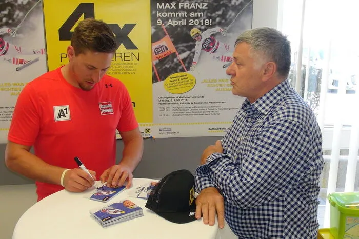 Einige auserwählte Facebookfreunde der Raiffeisenbank Leibnitz durften dem Kärntner Speedfahrer, der am Vortag eines Trainings in die Südsteiermark gebraust kam, sogar ganz persönliche Fragen zu seiner aufstrebenden Schi-Karriere stellen, ehe der Südsteiermark-Tag von Max Franz mit einem Motivationsseminar in die Zielgerade ging.