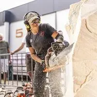 Es fliegen wieder Holzspäne: Sarah Grafmüller beim Live-Schnitzen mit der Motorsäge