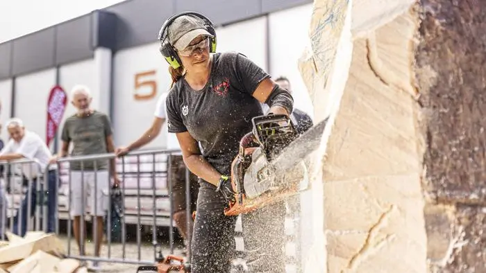 Auf der Holzmesse in Klagenfurt | Es fliegen wieder Holzspäne: Sarah Grafmüller beim Live-Schnitzen mit der Motorsäge 