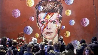 Zahlreiche Fans legten am Montagabend in dem Viertel im Süden Londons Blumen vor dem Wandgemälde nieder, das den Musiker mit seinem berühmten Blitz-Makeup zeigt