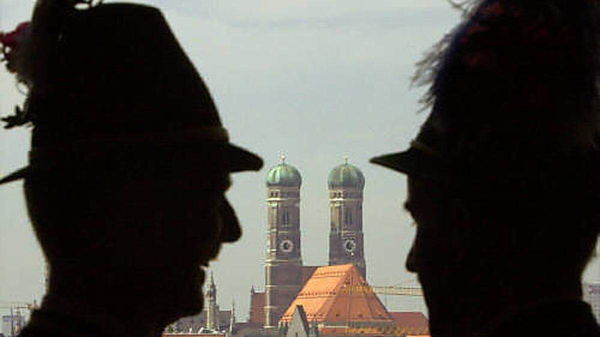 Als Wahrzeichen Münchens ragt die Frauenkirche mit ihren beiden unverwechselbaren Türmen hervor