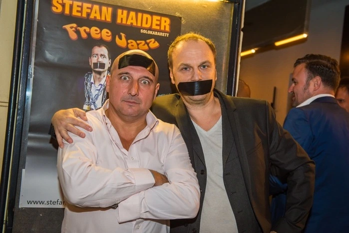 Da staunten auch Christoph Fälbl und Jürgen Vogl, die extra ihre Proben (Premiere 1. gemeinsames Kabarettprogramm am 4. Oktober „So oder So“) unterbrachen, um ihren Freund und Kollegen zu unterstützen.