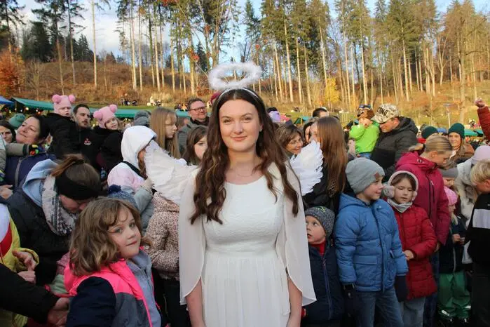 Höhepunkt für die jungen Besucher war der Besuch des Weihnachtsmannes und des Christkinds an beiden Tagen.