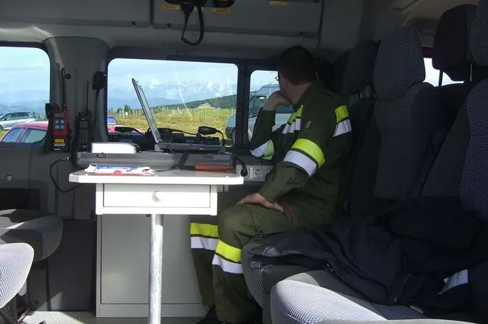 Die FF Mönichwald rückte mit KRF-S, MTF-A, RLF-A 2000, KLF-A sowie 25 Mann aus. Die FF Waldbach war mit dem MTF-A und neun Mann im Einsatz. Polizei und Bergrettung vervollständigten den Suchtrupp.