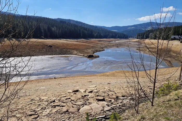 Bis auf ein knapp 4000 Quadratmeter großes Wasserreservoir für Fische ist der rund 55 Hektar große Stausee leer.